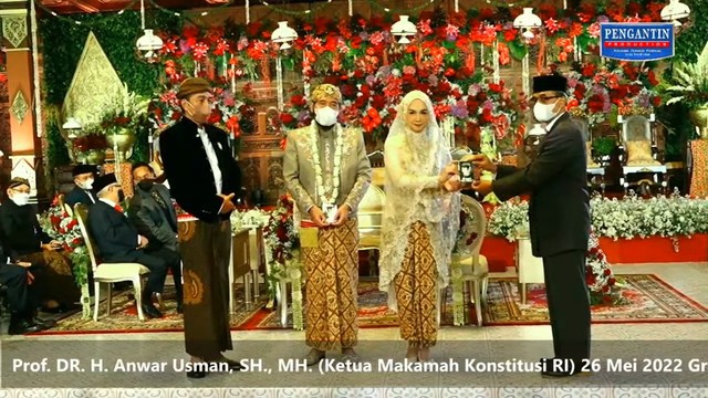 Pernikahan Ketua MK Anwar Usman dan adik bungsu Jokowi, Idayati, di Graha Saba Buana Solo, Jawa Tengah, Kamis (26/5/2022). Foto: Youtube/Wedding Organizer Pengantin Production Yogyakarta