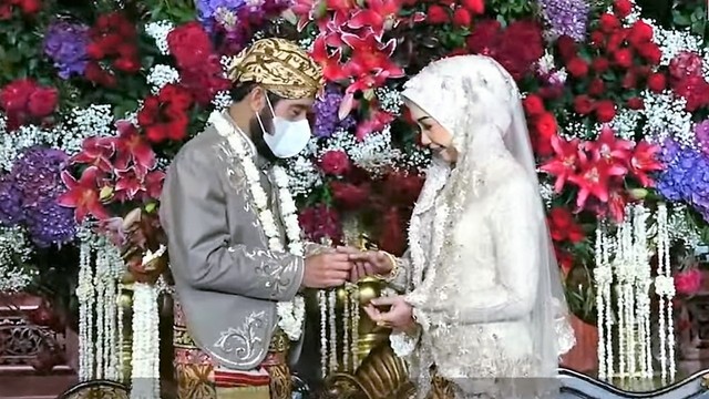 Anwar Usman memasang cincin kawin di jari Idayati. FOTO: Tangkap layar YouTube Pengantin Production