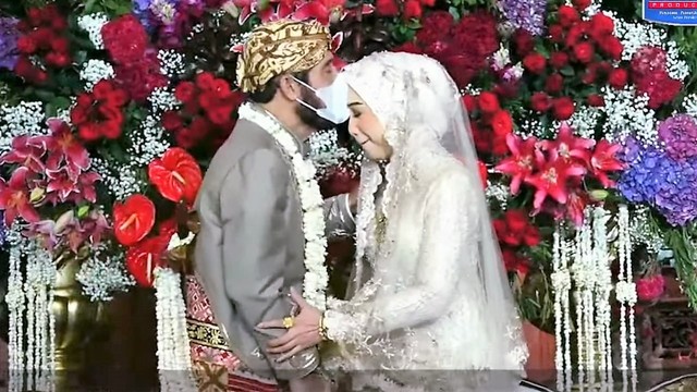 Anwar Usman mencium kening Idayati. FOTO: Tangkap layar YouTube Pengantin Production