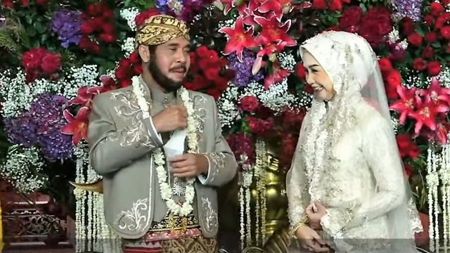 Idayati tertawa bahagia di hadapan suaminya, Anwar Usman. FOTO: Tangkap layar YouTube Pengantin Production