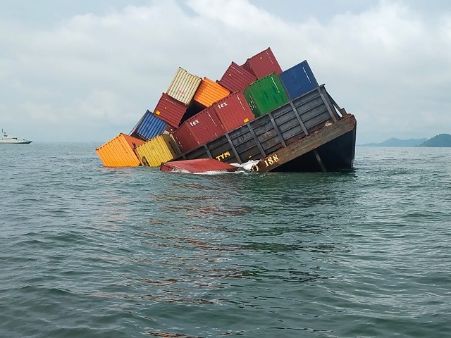 Kapal muatan peti kemas karam di perairan Karimun. Foto: Istimewa