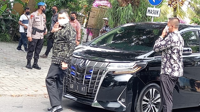 Ketua Umum Partai Perindo, Hary Tanoesoedibjo, melambaikan tangan usai tiba di Graha Saba Buana, Solo, Kamis (26/05/2022). FOTO: Agung Santoso