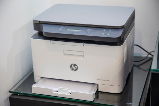 Ilustrasi perangkat komputer yang mempunyai fungsi mirip dengan mesin fotokopi adalah scanner, sumber foto: (M. Houses) by Unsplash.com