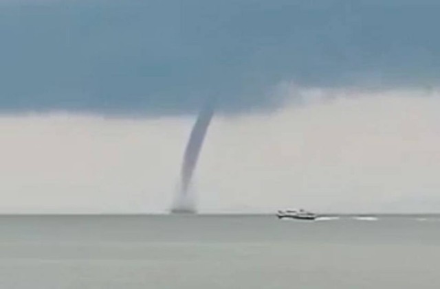 Fenomena waterspout terjadi di perairan depan Pulau Karimun Besar.