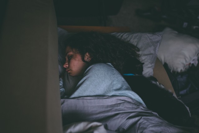 Ilustrasi Posisi Tidur yang Baik untuk Menjaga Organ Pernapasan adalah, Foto Pexels Craig Adderley