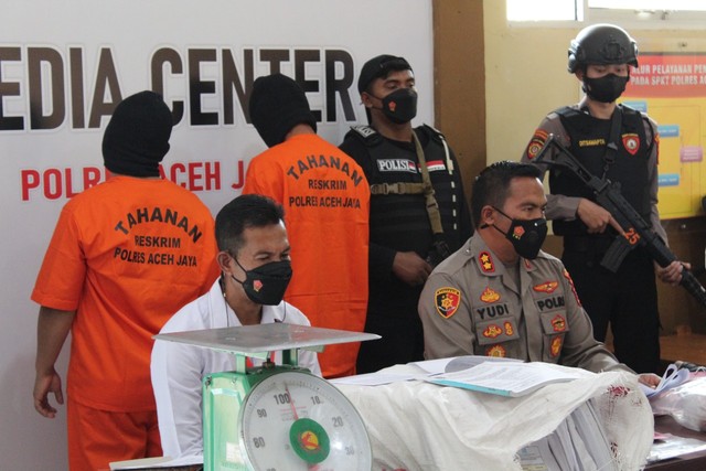 Kapolres Aceh Jaya AKBP Yudi Wiyono memberikan keterangan pers terkait penangkapan tiga warga yang diduga mencuri 10 ton arsip milik BPKK setempat. Foto: Polres Aceh Jaya