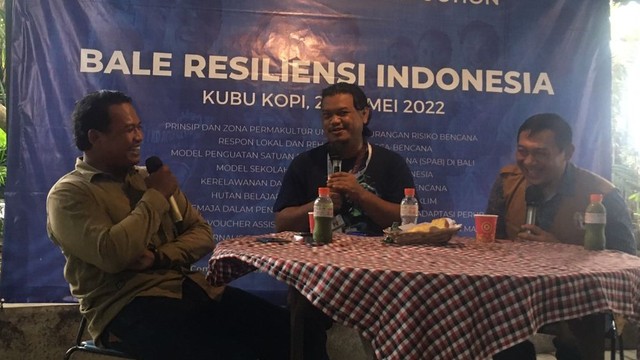 Diskusi pengurangan resko bencana Kamis (26/5) di warung Kubu Kopi, Denpasar - IST