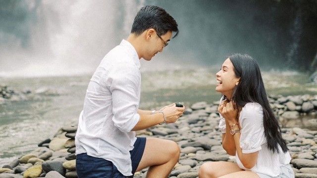 Maudy Ayunda pamer momen saat dilamar Jesse Choi di air terjun. Foto: Instagram/@maudyayunda