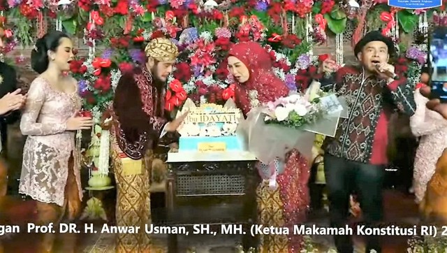 Kue ulang tahun bagi istri Ketua MK Anwar Usman, Idayati, yang berulang tahun ke-56. FOTO: Tangkap layar akun YouTube Wedding Organizer Pengantin Production Yogyakarta.