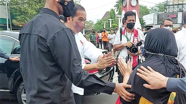Presiden Jokowi memberi salam kepada pedagang saat blusukan di Pasar Gede, Solo, Kamis (26/05/2022). FOTO: Fernando Fitusia