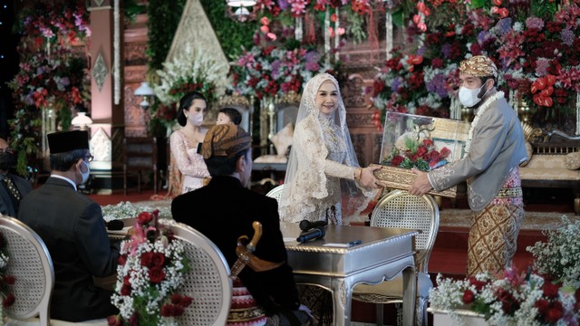 Adik Presiden Jokowi, Idayati, menikah dengan Ketua MK Anwar Usman di Graha Saba Buana, Solo, KAmis (26/05/2022). FOTO: Dok Humas Polresta Solo