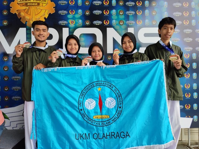 Dari kiri: Muhammad Risqi Mubaroq, Syahida Amalia, Nuria Luthfiana, Lina Purnama Dewi, dan Alfian Mulya Purnama. Foto: dok