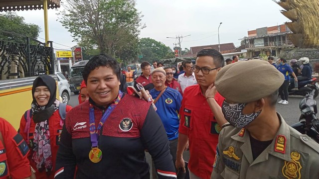 Atlet peraih medali emas di Sea Games 2021 Vietnam, Eki Febri Ekawati disambut antusias dan bangga masyarakat Kabupaten Kuningan, Jawa Barat. (Andri)