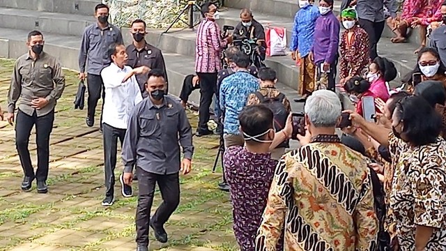 Presiden Jokowi menyapa seniman di Taman Balekambang, Solo. FOTO: Agung Santoso
