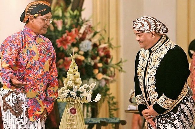Sri Sultan HB X dan Paku Alam X menggunakan blangkon dalam salah satu busana kebesaran. Foto: Humas Pemda DIY