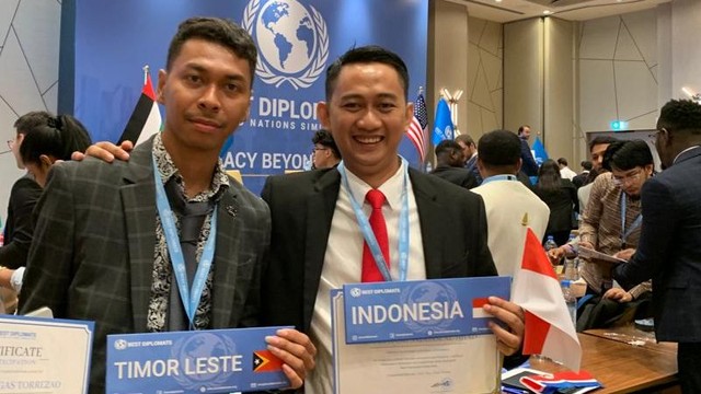 Presiden Pemuda Asia Afrika (Asian African Youth Government-AAYG) R. Saddam Al-Jihad bersama perwakilan Timor Leste di AAYG dan best diplomats MUN (Model United Nations), Principe Lasco. Foto: Dok. Istimewa