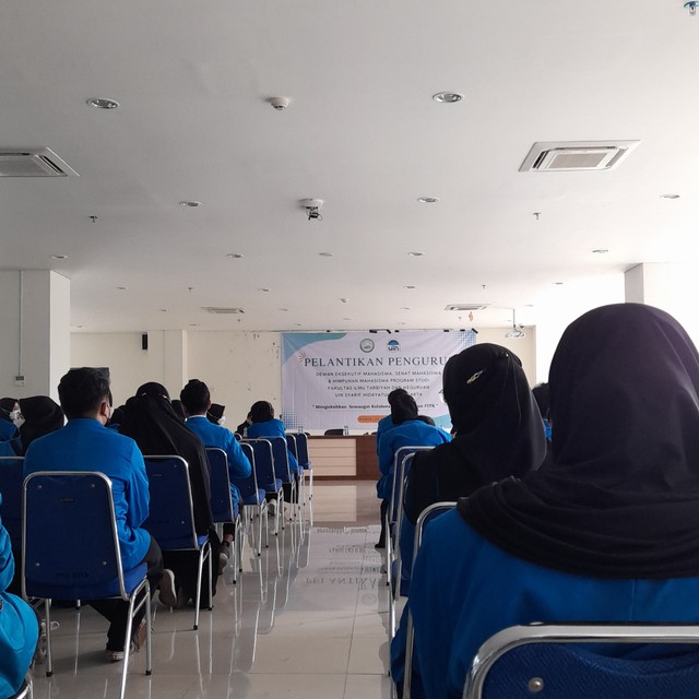 Peserta pelantikan pengurus organisasi mahasiswa intrakampus dalam lingkup Fakultas Ilmu Tarbiyah dan Keguruan UIN Syarif Hidayatullah Jakarta. (Foto: dokumentasi pribadi).
