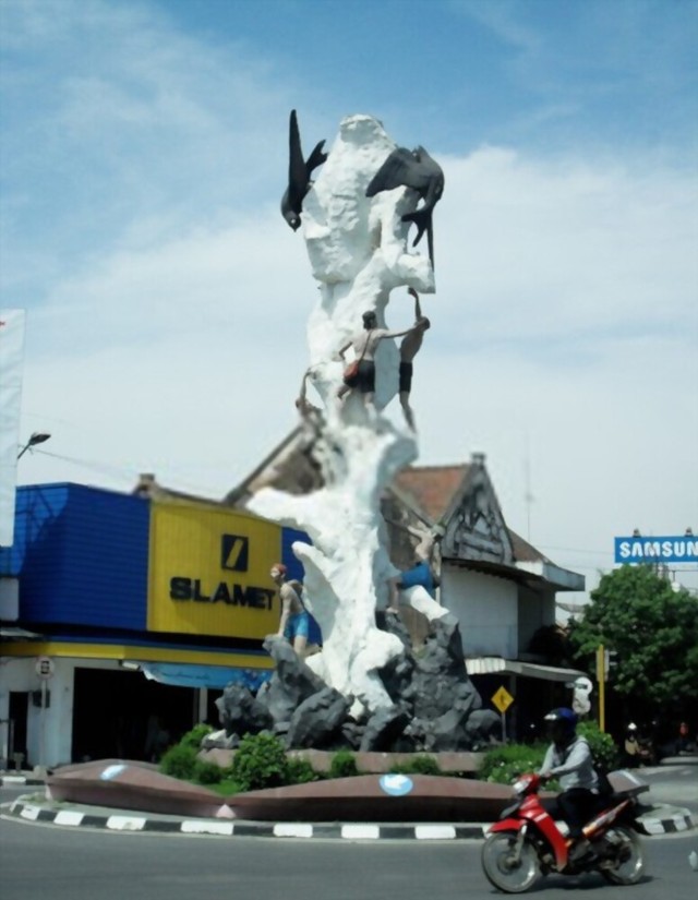 ilustrasi foto Tugu lawet Kebumen di Jawa Tengah. Source: shutterstock.com