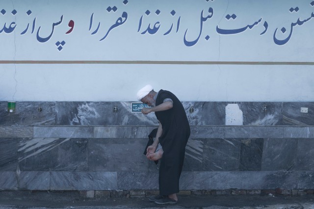 Ilustrasi seorang muslim yang sedang menghilangkan hadas kecil dengan cara berwudu, Photo by Javad Esmaeili on Unsplash