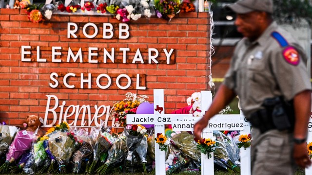 Warga dan kerabat korban penembakan memberi penghormatan terakhir di luar Sekolah Dasar Robb di Uvalde, Texas, Kamis (26/5/2022). Foto: Chandan Khanna/AFP