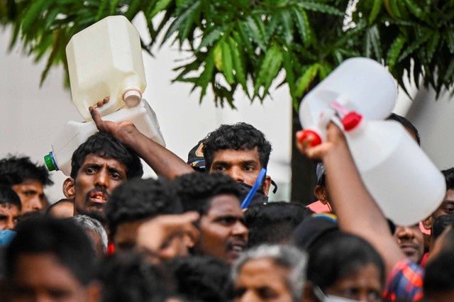 Warga antre untuk membeli minyak tanah demi keperluan rumah tangga di sebuah stasiun pasokan minyak tanah di Kolombo, Sri Lanka, Kamis (26/5/2022). Foto: Ishara S. Kodikara/AFP