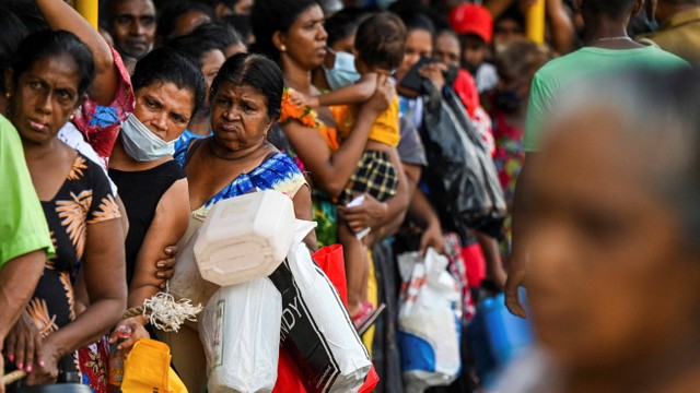 Warga antre untuk membeli minyak tanah demi keperluan rumah tangga di sebuah stasiun pasokan minyak tanah di Kolombo, Sri Lanka, Kamis (26/5/2022). Foto: Ishara S. Kodikara/AFP
