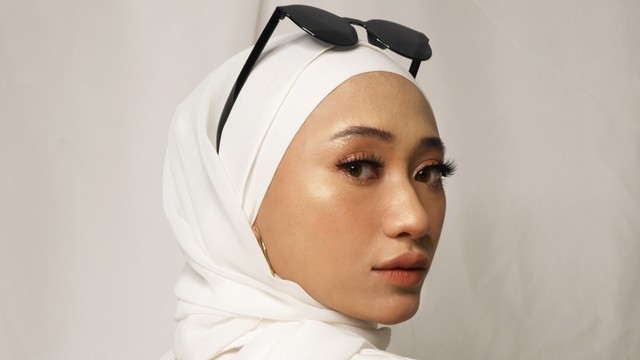Ilustrasi perempuan menggunakan hijab putih. Foto: Shutterstock