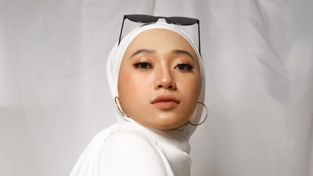 Ilustrasi perempuan menggunakan hijab putih. Foto: Shutterstock