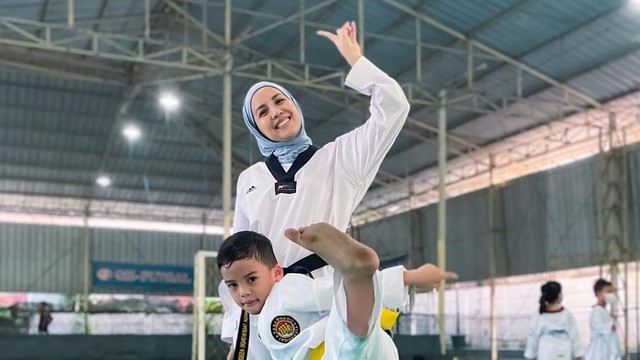 Potret Tya Ariestya dan anaknya saat latihan taekwondo. Foto: Instagram/@tya_ariestya