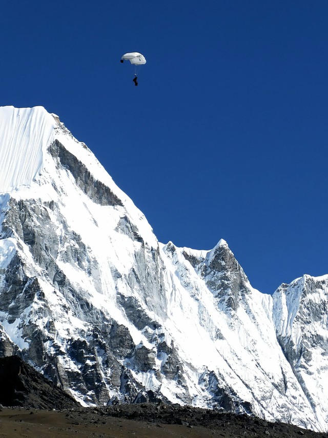  Ilustrasi paragliding di Everest. Foto: calvin86/Shutterstock. 