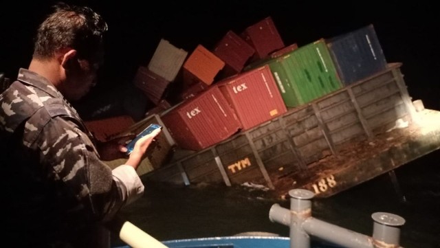 TNI AL siaga di lokasi tongkang nyaris tenggelam di Karimun.