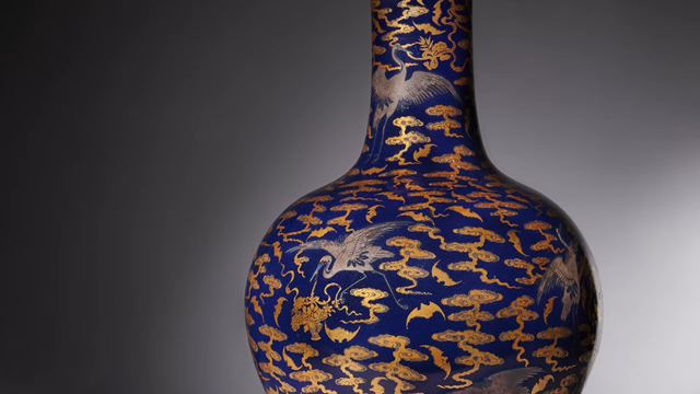 Guci dari Dinasti Qing punya harga selangit.  Foto: YouTube/Dreweatts
