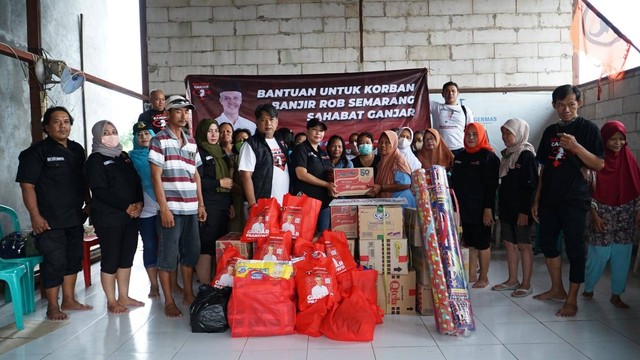 Sahabat Ganjar memberikan bantuan sosial (bansos) untuk membantu warga yang terdampak banjir rob di kawasan Pantai Utara Semarang pada Senin (23/5) lalu. Foto: Dok. Istimewa