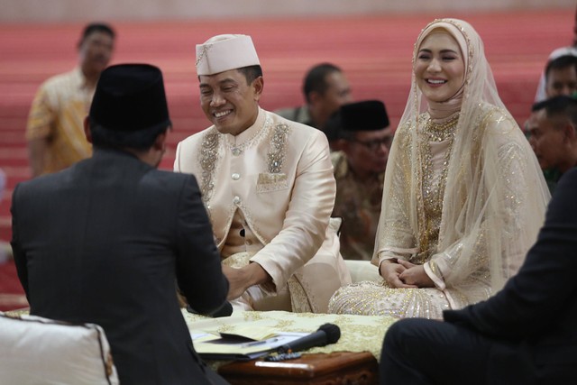 Kolonel Nur Wahyudi melangsungkan akad nikah dengan Juliana Moechtar di Masjid Istiqlal, Jakarta, Jumat, (27/05/2022). Foto: Agus Apriyanto