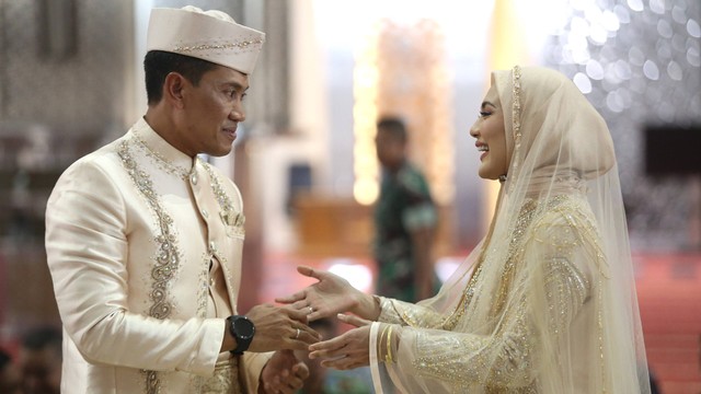 Kolonel Nur Wahyudi melangsungkan akad nikah dengan Juliana Moechtar di Masjid Istiqlal, Jakarta, Jumat, (27/05/2022). Foto: Agus Apriyanto