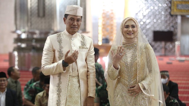 Kolonel Nur Wahyudi melangsungkan akad nikah dengan Juliana Moechtar di Masjid Istiqlal, Jakarta, Jumat, (27/05/2022). Foto: Agus Apriyanto