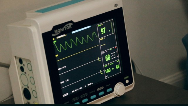 Ilustrasi monitor ICU. Foto: Jair Lázaro/unsplash