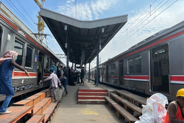 Ragam Respons Warga Soal Penyesuaian Jalur KRL di Stasiun Manggarai (3)