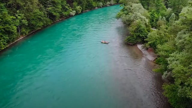 Sungai Aare di Kota Bern biasa digunakan warga dan turis untuk berenang maupun bersantai di pinggir sungai. Foto: Youtube/@BernWelcome