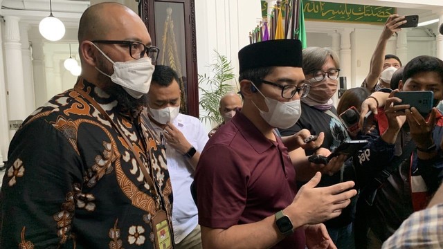 Kepala Bagian materi dan komunikasi pimpinan, Akhmad Taufiqurrachman (kiri). Foto: Dok. Ulfah Salsabila