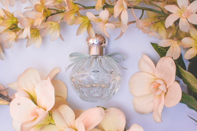 Ilustrasi gas buangan dari parfum semprot, sumber foto: (Camille Paralisan) by Unsplash.com