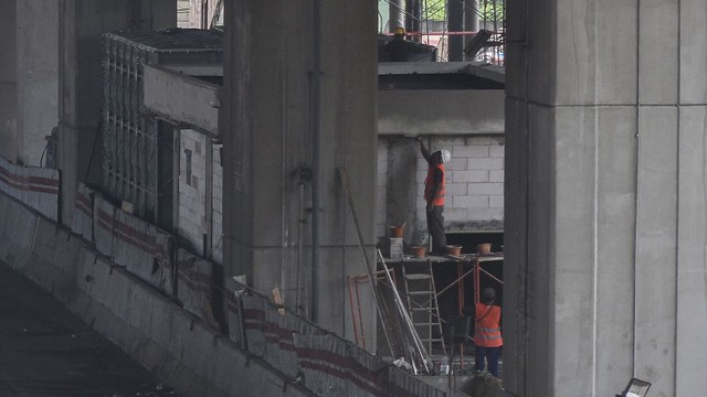 Sejumlah pekerja menyelesaikan pembangunan Stasiun LRT (Light Rail Transit) Bekasi Barat, Jawa Barat, Jumat (27/5/2022). Foto: Fakhri Hermansyah/ANTARA FOTO