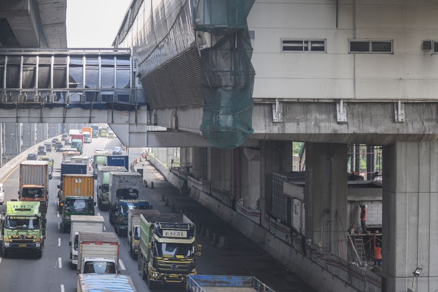 Arus lalu lintas di sekitar pembangunan Stasiun LRT (Light Rail Transit) Bekasi Barat, Jawa Barat, Jumat (27/5/2022). Foto: Fakhri Hermansyah/ANTARA FOTO