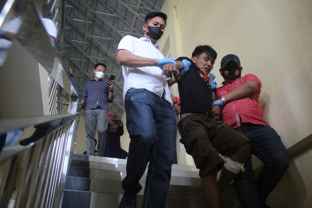 Polisi menghadiahi timah panas kepada pelaku karena mencoba melarikan diri saat akan dilakukan penangkapan. Foto: Lukman Budianto/kendarinesia.