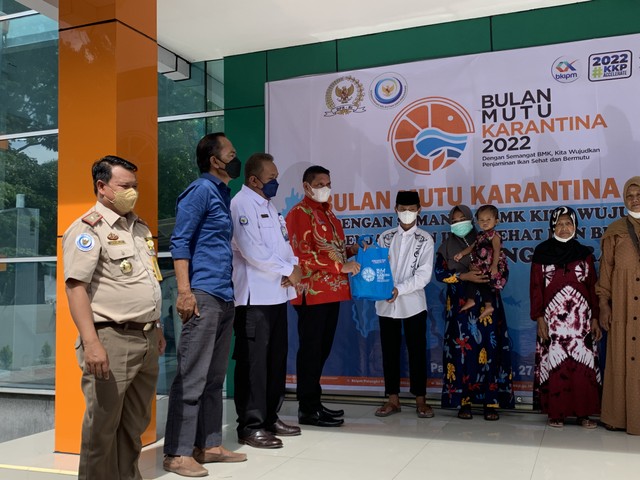 Pj Bupati Kobar, Anang Dirjo menyerahkan paket bantuan dalam program Bulan Mutu Karantina 2022. Joko Hardyono/InfoPBUN