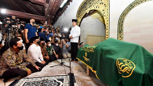 Presiden Jokowi melepas kepergian Buya Syafii Maarif di Masjid Gedhe Kauman, Kota Yogyakarta, Jumat (27/5/2022). Foto: Dok. Agus Suparto