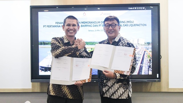 PT Pertamina International Shipping (PIS) menandatangani nota kesepahaman (MoU) dengan PT Badak Natural Gas Liquefaction (PT Badak LNG) untuk pengembangan gas alam cair (LNG), Selasa (24/5/2022). Foto: Dok. PIS