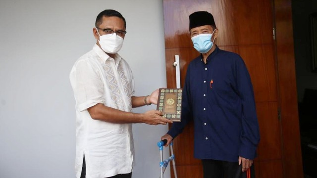 Managing Director Sinarmas Saleh Husin bersama Buya Syafii. Foto: Dok. Istimewa