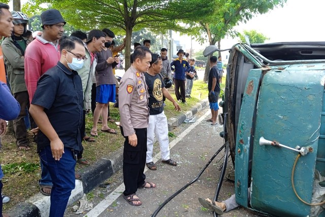 Mobil elf berisi 7 penumpang terbalik di Kota Serang, Jumat (27/5/2022). Foto: Dok. Istimewa
