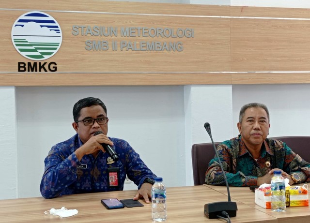 Kepala BPBD Sumsel, Iriansyah bersama Kepala BMKG Sumsel, Desindra Deddy Kurniawan. (Abdul Toriq/Urban Id)